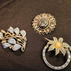 Set of 3 vintage brooches